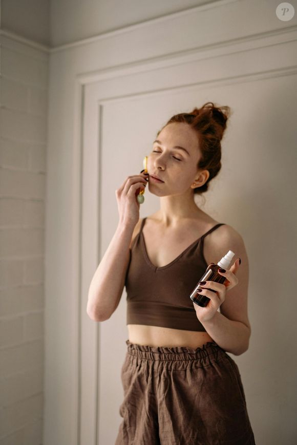 Des dermatologues comme Mona Gohara (Yale School of Medicine, citée par Prevention) rappellent que l’efficacité dépend surtout de la cohérence des produits, pas de leur nombre.

Yan Krukau sur Pexels