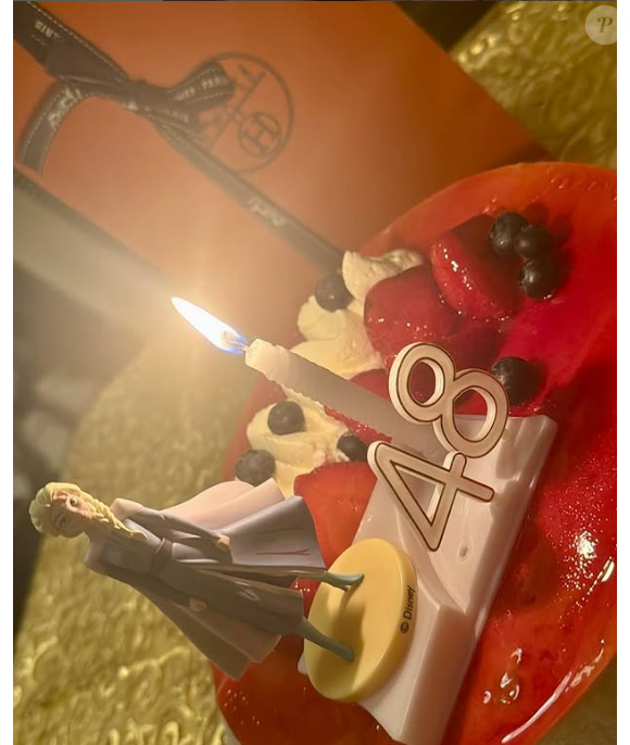 Au menu : un beau fraisier et un paquet cadeau Hermès

Le gâteau d'anniversaire de Loana et le paquet cadeau qu'elle a reçu pour ses 48 ans