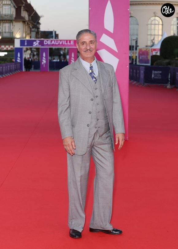 Simon Abkarian sur le tapis rouge lors de la première du film 'L'Invitation' pendant la 52ème édition du Festival du Cinéma Américain de Deauville, France, le 5 septembre 2026. © Denis Guignebourg/Bestimage