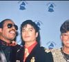 Michael Jackson a marqué l'histoire de la musique en remportant huit Grammy Awards en une seule soirée et en signant avec "Thriller" l'album le plus vendu de tous les temps.

Archives - Lionel Richie, Stevie Wonder, Michael Jackson, Dionne Warwick et Quincy Jones. © ALPHA AGENCY / BESTIMAGE