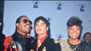 Il a remporté un record de 8 Grammy Awards en une seule soirée et signé l’album le plus vendu de l’histoire : sa fille poursuit son héritage et sera bientôt en concert à Paris