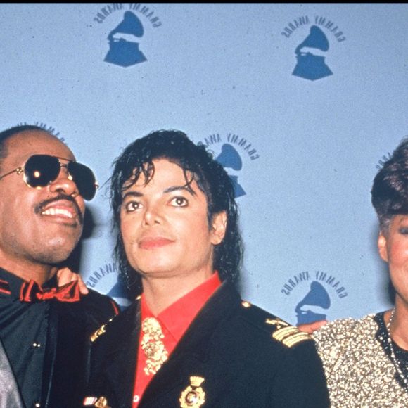 Michael Jackson a marqué l'histoire de la musique en remportant huit Grammy Awards en une seule soirée et en signant avec "Thriller" l'album le plus vendu de tous les temps.

Archives - Lionel Richie, Stevie Wonder, Michael Jackson, Dionne Warwick et Quincy Jones. © ALPHA AGENCY / BESTIMAGE