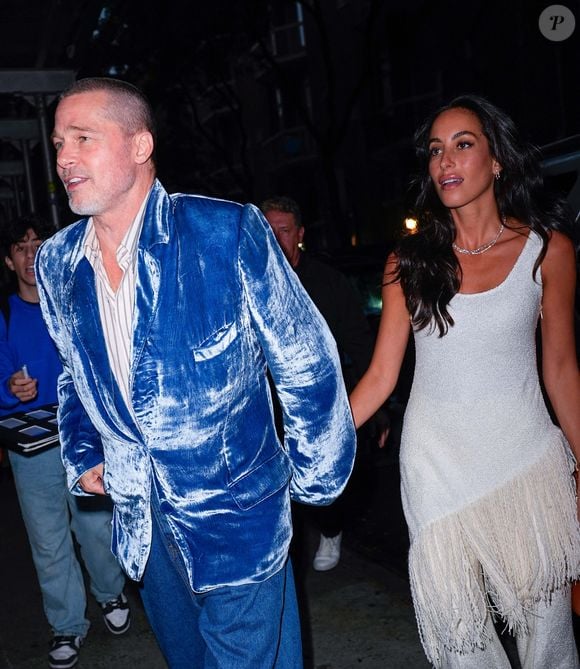 En couple depuis fin 2022, les deux tourtereaux ont profité du week-end du 13 juin pour s’offrir plusieurs sorties new-yorkaises très remarquées...

14/06/2025 Brad Pitt et Inès de Ramon ont été aperçus se rendant à un dîner à New York.© The Image Direct / Bestimage