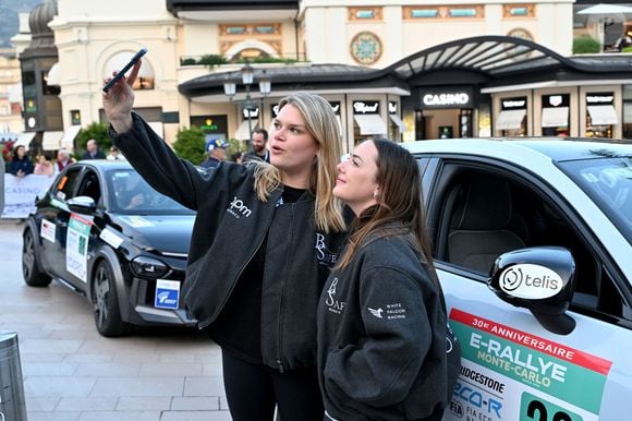 Camille Gottlieb, la fille de la princesse Stéphanie et de Jean Raymond Gottlieb, est au départ du 9ème E-Rallye de Monte-Carlo, en tant que co-pilote de son amie Margaux Grundstein au volant d'une volvo, sur la place du Casino à Monaco, le 15 octobre 2025. © Bruno Bebert / Bestimage