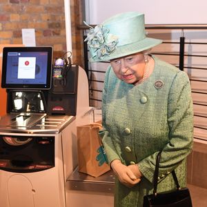 La reine Elisabeth II d'Angleterre visite une réplique d'un entrepôt Sainsbury à l'occasion du 150ème anniversaire du marché de Covent Garden à Londres, Royaume Uni, le 22 mai 2019.
EXPRESS SYNDICATION / BESTIMAGE