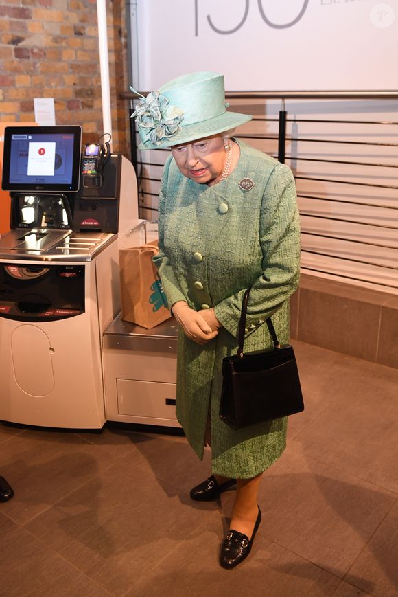 La reine Elisabeth II d'Angleterre visite une réplique d'un entrepôt Sainsbury à l'occasion du 150ème anniversaire du marché de Covent Garden à Londres, Royaume Uni, le 22 mai 2019.
EXPRESS SYNDICATION / BESTIMAGE