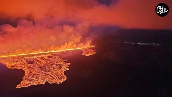 Le 2 septembre 2024, Grindavik, Islande : La lave et la fumée jaillissent d'une nouvelle fissure de 2 km de long du système volcanique Svartsengi sur la péninsule de Reykjanes dans le sud-ouest de l'Islande, le 2 septembre 2024 près de Grindavik, Islande. © Icelandic Civil Defense/Almannav/Planet Pix via ZUMA Press Wire/Bestimage