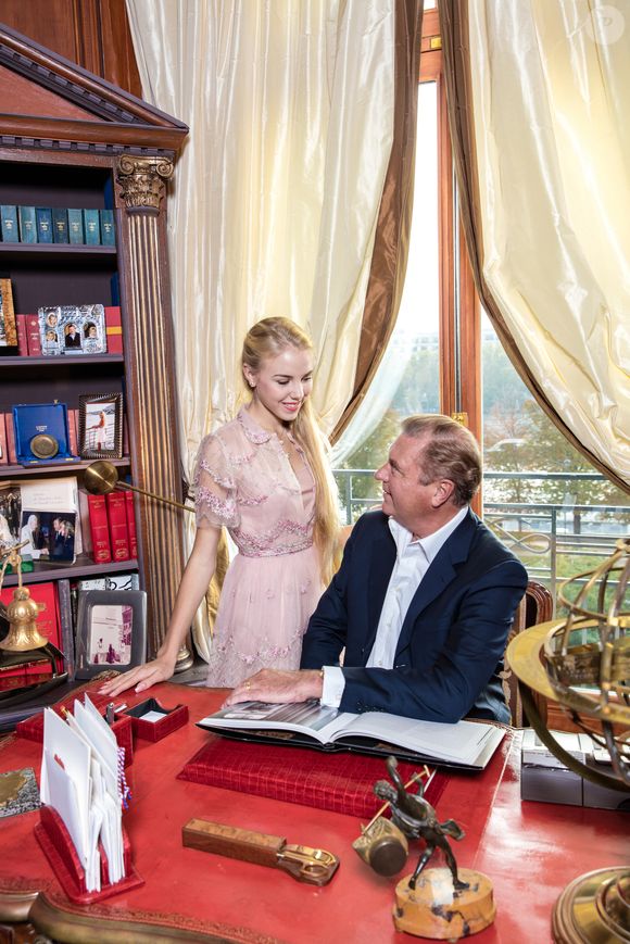 Les bibliothèques et la décoration évoquent les appartements haussmanniens et une ambiance très familiale.

Rendez-vous avec Maria Carolina de Bourbon des Deux-Siciles et ses parents Charles et Camilla de Bourbon des Deux Siciles, pour Le Bal 2019. Le 4 novembre 2019
© Cyril Moreau / Le Bal / Bestimage