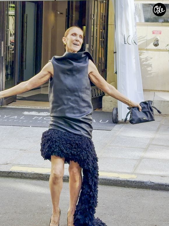 Céline Dion quitte le Royal Monceau entourée d’une foule de fans et s’offre un joli moment avec eux en dansant sur l’un de ses titres les plus emblématiques, "Pour que tu m’aimes encore", à Paris, France, le 1er septembre 2026. © Léa Vieillot/Bestimage