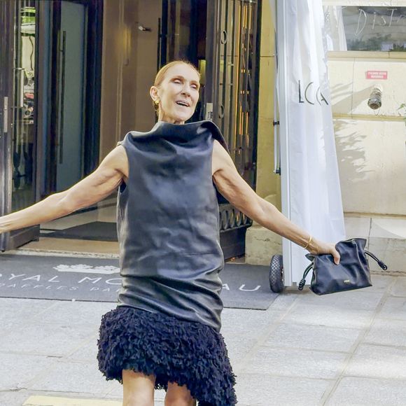 Céline Dion quitte le Royal Monceau entourée d’une foule de fans et s’offre un joli moment avec eux en dansant sur l’un de ses titres les plus emblématiques, "Pour que tu m’aimes encore", à Paris, France, le 1er septembre 2026. © Léa Vieillot/Bestimage