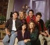 James Burrows, le réalisateur du pilote de friends est décédé le 19 juin 2026

Sur la photo : (rangée du haut) Matt LeBlanc (dans le rôle de Joey Tribbiani), Lisa Kudrow (dans le rôle de Phoebe Buffay), David Schwimmer (dans le rôle de Ross Geller), Matthew Perry (dans le rôle de Chandler Bing), (rangée du bas) Courteney Cox (dans le rôle de Monica Geller), Jennifer Aniston (dans le rôle de Rachel Green) Friends (NBC) saison 1 États-Unis -. Photo : Wenn/ABACAPRESS.COM