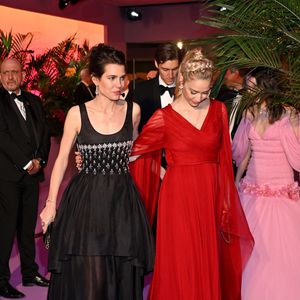 Charlotte Casiraghi et Beatrice Borromeo durant la 69ème édition du Bal de la Rose dans la Salle des Étoiles du Sporting Monte-Carlo à Monaco, le 29 mars 2025.
 © Bruno Bebert / Pool Monaco / Bestimage