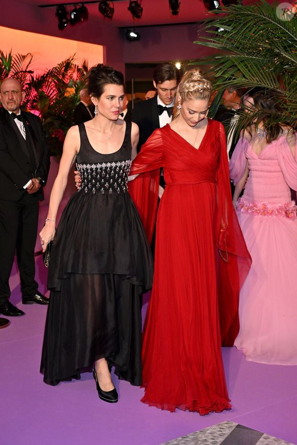 Charlotte Casiraghi et Beatrice Borromeo durant la 69ème édition du Bal de la Rose dans la Salle des Étoiles du Sporting Monte-Carlo à Monaco, le 29 mars 2025.
 © Bruno Bebert / Pool Monaco / Bestimage