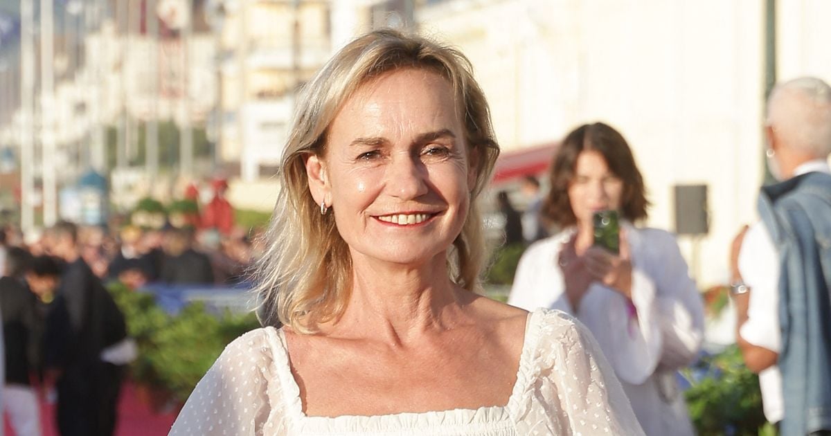 A Cabourg, Sandrine Bonnaire main dans la main avec son compagnon de ...