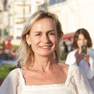 Sandrine Bonnaire a fait une apparition remarquée au Festival de Cabourg aux côtés de son compagnon Erik Truffaz.
Sandrine Bonnaire - Arrivées des personnalités sur le tapis rouge lors du Festival de Cabourg « Journées romantiques »
© Coadic Guirec / Bestimage