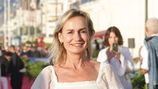 A Cabourg, Sandrine Bonnaire main dans la main avec son compagnon de longue date, loin d'être un inconnu