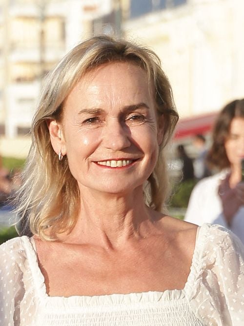 A Cabourg, Sandrine Bonnaire main dans la main avec son compagnon de longue date, loin d'être un inconnu