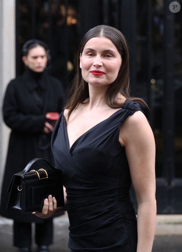 Littéraire dans l’âme,  elle a pour habitude d’emporter plusieurs bouquins avec elle.

Laetitia Casta - Arrivées au défilé Jacquemus lors de la Fashion Week Masculine prêt-à-porter Automne/Hiver 2025-2026 à Paris, le 26 janvier 2025. 
© Denis Guignebourg / Bestimage