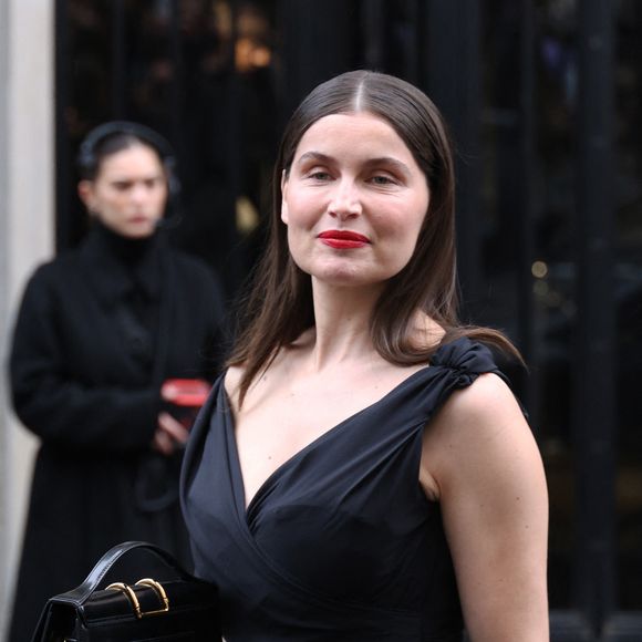 Littéraire dans l’âme,  elle a pour habitude d’emporter plusieurs bouquins avec elle.

Laetitia Casta - Arrivées au défilé Jacquemus lors de la Fashion Week Masculine prêt-à-porter Automne/Hiver 2025-2026 à Paris, le 26 janvier 2025. 
© Denis Guignebourg / Bestimage