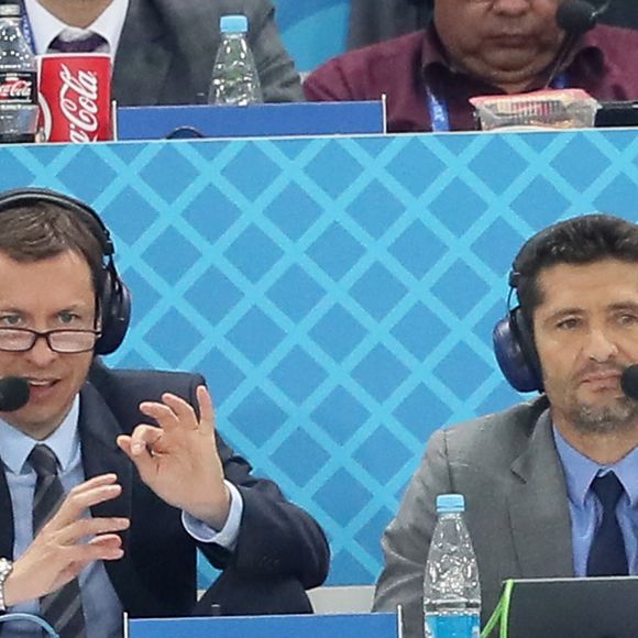 Les commentateurs Bixente Lizarazu et Grégoire Margotton lors de la 8ème de finale du match de coupe du monde opposant l'Angleterre à la Colombie au stade Spartak à Moscow, Russie, le 3 juillet 2018. L'Angleterre a gagné le match 4-3 aux tirs au but après un match nul 1-1. © Cyril Moreau/Bestimage