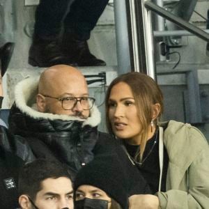 Vitaa (enceinte de son 3ème enfant) et son mari Hicham Bendaoud, Nikola Karabatic et sa compagne Geraldine Pillet - People lors de la huitième de finale aller de la Ligue des champions entre le PSG et le Real Madrid au Parc des Princes à Paris le 15 février 2022. © Cyril Moreau/Bestimage