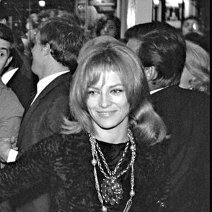 Nathalie et Alain Delon à la première de leur film "Le Samouraï" à Paris en 1967. ©Bestimage