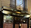 Fondé en 1924, ce restaurant du Haut-Marais est connu pour sa cuisine de terroir généreuse et son décor resté quasiment inchangé depuis des décennies. 

Exclusif - La famille Beckham (David Beckham, sa femme Victoria, Cruz Beckham, sa compagne Jackie Apostel, Roméo Beckham, sa compagne Kim Turnbull et Harper Seven) va dîner dans le restaurant "Chez l'Ami Louis" coup de coeur de l'ancienne star du football pour fêter les 50 ans de David Beckham (2 mai 1975) à Paris, France, le 2 mai 2025. © Bestimage