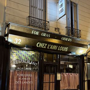 Fondé en 1924, ce restaurant du Haut-Marais est connu pour sa cuisine de terroir généreuse et son décor resté quasiment inchangé depuis des décennies. 

Exclusif - La famille Beckham (David Beckham, sa femme Victoria, Cruz Beckham, sa compagne Jackie Apostel, Roméo Beckham, sa compagne Kim Turnbull et Harper Seven) va dîner dans le restaurant "Chez l'Ami Louis" coup de coeur de l'ancienne star du football pour fêter les 50 ans de David Beckham (2 mai 1975) à Paris, France, le 2 mai 2025. © Bestimage