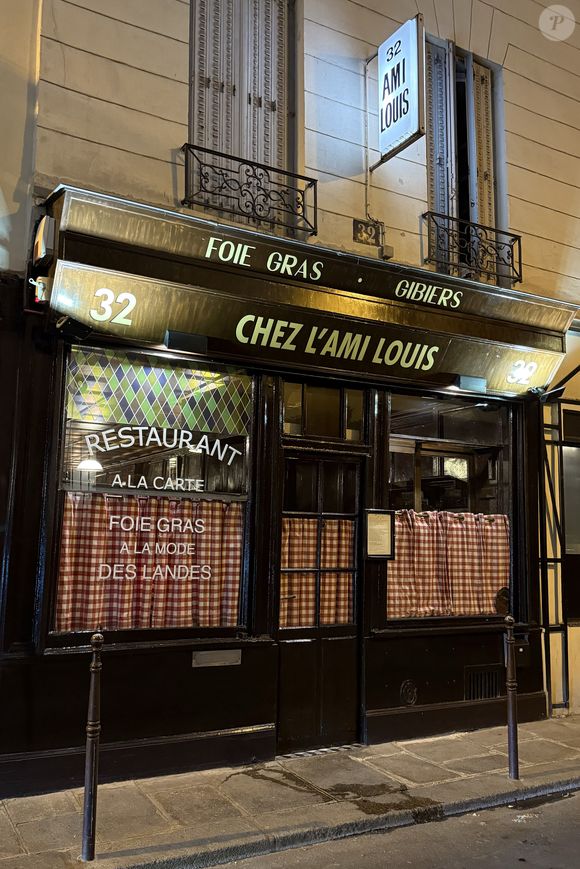 Fondé en 1924, ce restaurant du Haut-Marais est connu pour sa cuisine de terroir généreuse et son décor resté quasiment inchangé depuis des décennies. 

Exclusif - La famille Beckham (David Beckham, sa femme Victoria, Cruz Beckham, sa compagne Jackie Apostel, Roméo Beckham, sa compagne Kim Turnbull et Harper Seven) va dîner dans le restaurant "Chez l'Ami Louis" coup de coeur de l'ancienne star du football pour fêter les 50 ans de David Beckham (2 mai 1975) à Paris, France, le 2 mai 2025. © Bestimage