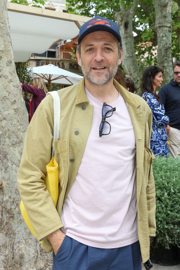 Il a d'ailleurs avoué ressentir par moments une véritable lassitude face aux repas.

Les Chefs à Saint-Tropez fêtent les producteurs 2025 - Inauguration de la 5e édition, les Chefs et les producteurs se retrouvent sur la place des Lices à Saint-Tropez, le 3 mai 2025. Le journaliste, auteur et critique gastronomique François-Régis Gaudry . ©Jean-Marc Lhomer / Bestimage.