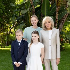 Le prince Jacques de Monaco, marquis des Baux, La princesse Gabriella de Monaco, comtesse de Carladès, La princesse Charlène de Monaco et Brigitte Macron posent dans les jardins du palais en marge de la visite d'état du couple présidentiel français à Monaco.
© Olivier Huitel / Pool Monaco / Bestimage