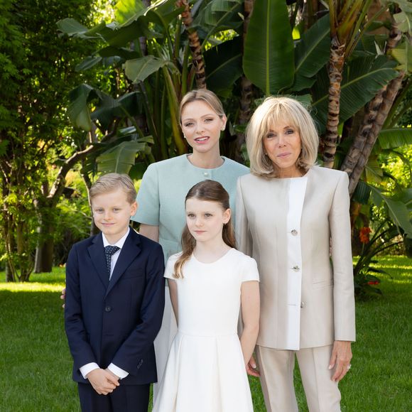 Le prince Jacques de Monaco, marquis des Baux, La princesse Gabriella de Monaco, comtesse de Carladès, La princesse Charlène de Monaco et Brigitte Macron posent dans les jardins du palais en marge de la visite d'état du couple présidentiel français à Monaco.
© Olivier Huitel / Pool Monaco / Bestimage