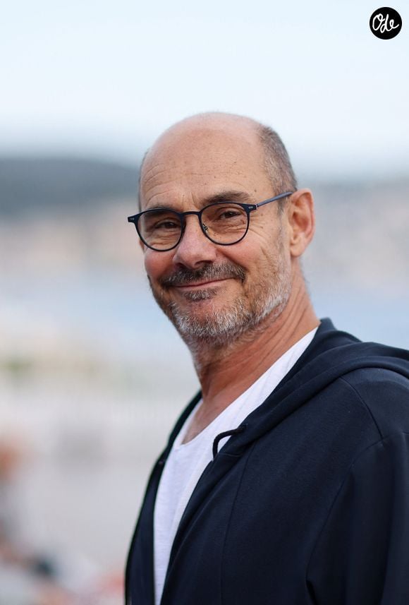 Malgré les épreuves traversées, notamment les addictions de chacun, leur couple est toujours aussi solide.

Bernard Campan au photocall du film "Les Rêveurs" réalisé par Isabelle Carré lors de la 7e édition du festival Cineroman à Nice le 1er octobre 2025.

© Bebert-Jacovides/Bestimage