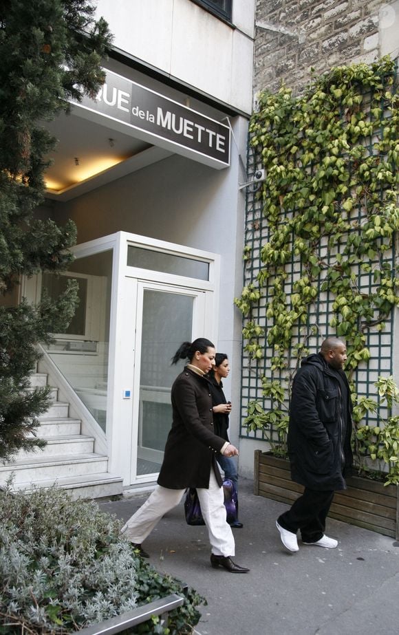 Les sœurs de Rachida Dati, Samira et Malika, quittent la maternité 'La Muette' à Paris, France, le 3 janvier 2009, où la ministre française de la Justice Rachida Dati a donné naissance à une petite fille, le 2 janvier. Sa fille, Zohra, est née 15 jours avant terme par césarienne dans une maternité de Paris. Photo by ABACAPRESS.COM