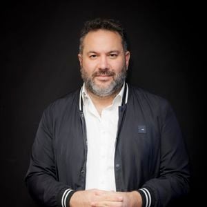 Il s'agit de Solenn Riou, qui avait déjà assuré deux remplacements dans la matinale de TF1 le 4 et le 11 avril 2025.

Exclusif - Bruce Toussaint - Backstage de l'enregistrement de l'émission de S.Nadjar sur Radio J à Paris. Le 25 avril 2023
© Jack Tribeca / Bestimage