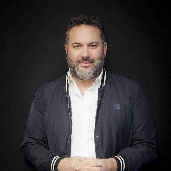 Il s'agit de Solenn Riou, qui avait déjà assuré deux remplacements dans la matinale de TF1 le 4 et le 11 avril 2025.

Exclusif - Bruce Toussaint - Backstage de l'enregistrement de l'émission de S.Nadjar sur Radio J à Paris. Le 25 avril 2023
© Jack Tribeca / Bestimage