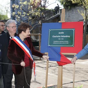 Exclusif - Aude (soeur de Charlotte Valandrey) , Jean-Pierre Pascal (Père de Charlotte Valandrey), Dominique Besnehard, Laurence Patrice (Adjointe à la Maire de Paris en charge de la mémoire et du monde combattant), Jean-Luc Romero (Adjoint à la maire de Paris) et Emmanuelle Pierre-Marie (maire du 12ème arrondissement de Paris) lors de la cérémonie de dénomination d’un jardin en hommage à Charlotte Valandrey, au 17 rue Hector Malot dans le XIlème arrondissement de Paris, France, le 4 avril 2025. © Coadic Guirec/Bestimage