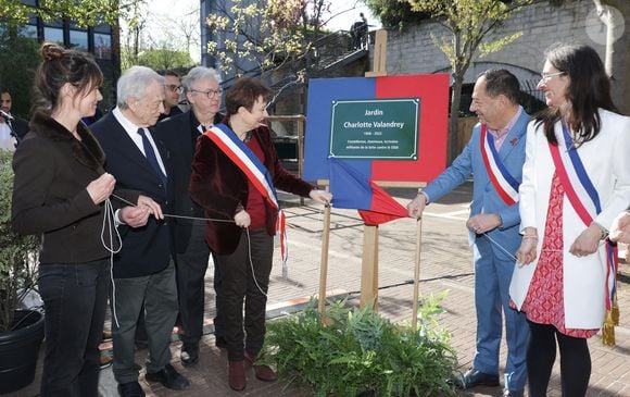 Exclusif - Aude (soeur de Charlotte Valandrey) , Jean-Pierre Pascal (Père de Charlotte Valandrey), Dominique Besnehard, Laurence Patrice (Adjointe à la Maire de Paris en charge de la mémoire et du monde combattant), Jean-Luc Romero (Adjoint à la maire de Paris) et Emmanuelle Pierre-Marie (maire du 12ème arrondissement de Paris) lors de la cérémonie de dénomination d’un jardin en hommage à Charlotte Valandrey, au 17 rue Hector Malot dans le XIlème arrondissement de Paris, France, le 4 avril 2025. © Coadic Guirec/Bestimage
