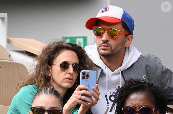 Pendant un an, Benjamin Muller et Céline Kallmann ont décidé de s'installer à Los Angeles.

Celine Kallmann et son mari Benjamin Muller dans les tribunes lors des Internationaux de France de tennis à Roland Garros le 29 mai 2022 à Paris, France. Photo by Laurent Zabulon/ABACAPRESS.COM