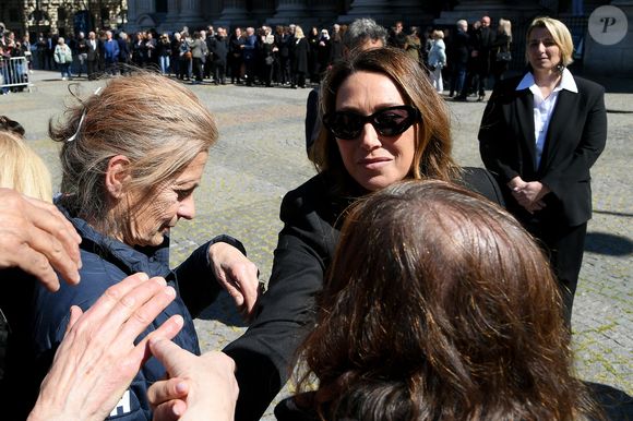 Laura Smet - Sorties des obsèques de Nathalie Baye en l'église Saint-Sulpice à Paris le 24 avril 2026. © Lionel Urman / Bestimage