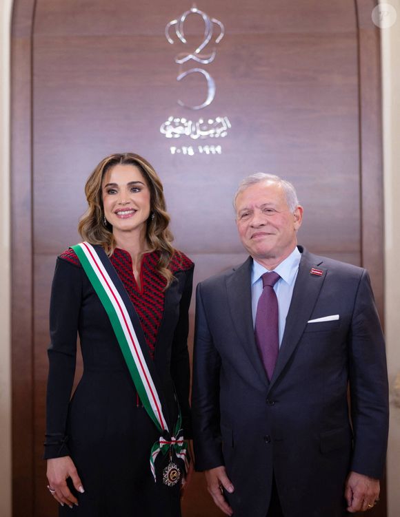Mais c'est un autre détail, bien moins visible, qui a attiré le regard des spécialistes de la royauté, sur ce cliché de la reine Rania et du roi Abdallah II...

La reine Rania de Jordanie honorée de l'Ordre du Grand Cordon orné des bijoux d’Al Nahda (Ordre de la Renaissance) par son mari le roi Abdallah II de Jordanie à l'occasion de la Journée des Droits des femmes à Amman, le 6 mars 2024. Dana Press / Bestimage