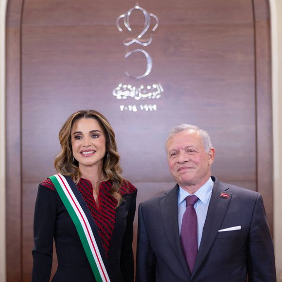 Mais c'est un autre détail, bien moins visible, qui a attiré le regard des spécialistes de la royauté, sur ce cliché de la reine Rania et du roi Abdallah II...

La reine Rania de Jordanie honorée de l'Ordre du Grand Cordon orné des bijoux d’Al Nahda (Ordre de la Renaissance) par son mari le roi Abdallah II de Jordanie à l'occasion de la Journée des Droits des femmes à Amman, le 6 mars 2024. Dana Press / Bestimage