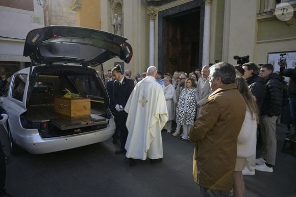Famille et amis lors de la cérémonie d'enterrement de la présentatrice de télévision Evelyne Leclercq à la cathédrale Sainte-Réparate de Nice, France, le 13 janvier 2026. Elle est décédée le 30 décembre 2025 (à l'âge de 74 ans) à Grasse. Photo par Laurent Coust/ABACAPRESS.COM