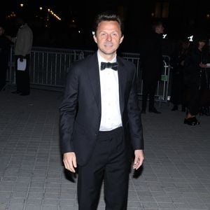 Martin Solveig -  Photocall du "Le Grand Diner du Louvre"  lors de la Fashion Week  à Paris le 4 mars 2025. 

© Denis Guignebourg / Bestimage