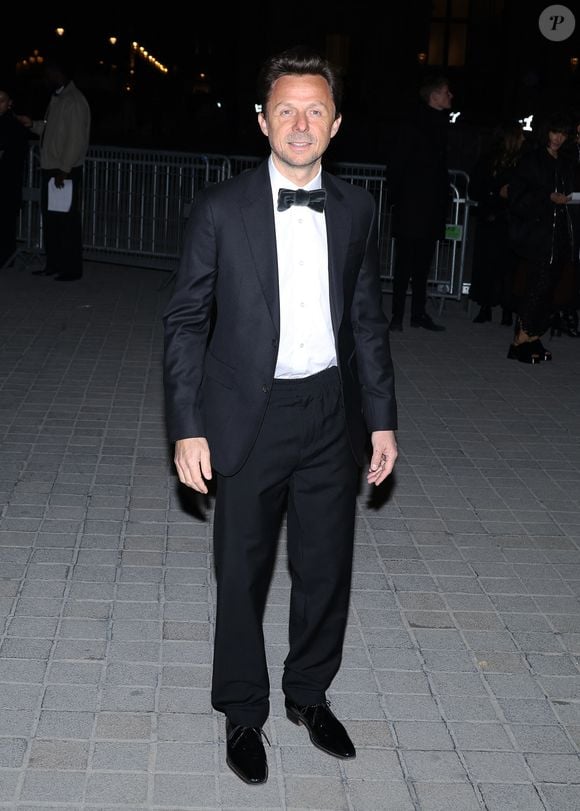 Martin Solveig -  Photocall du "Le Grand Diner du Louvre"  lors de la Fashion Week  à Paris le 4 mars 2025. 

© Denis Guignebourg / Bestimage