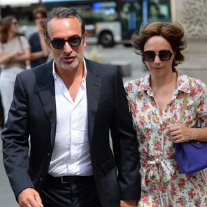 Découvrez laquelle

Jean Dujardin et sa femme Nathalie Pechalat - Mariage de Claude Lelouch à la mairie du 18ème à Paris. Le 17 juin 2023