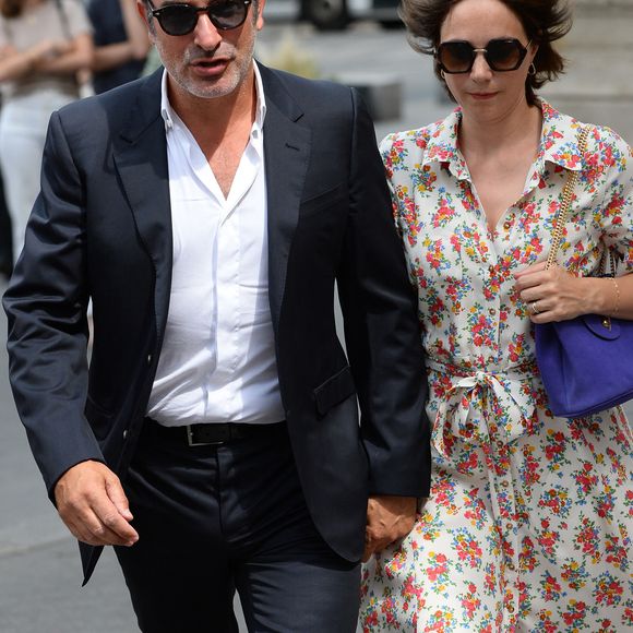 Découvrez laquelle

Jean Dujardin et sa femme Nathalie Pechalat - Mariage de Claude Lelouch à la mairie du 18ème à Paris. Le 17 juin 2023