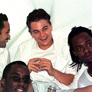 Le 7 septembre 1998, East Hampton, New York, USA : SEAN ''PUFFY'' P DIDDY COMBS (devant au centre) et LEONARDO DICAPRIO (derrière au centre) lors de la fête du travail de Combs dans sa maison à East Hampton. Photo par Globe Photos via ZUMA/ABACAPRESS.COM
