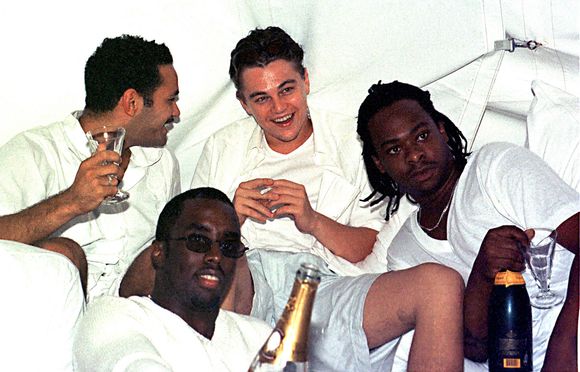 Le 7 septembre 1998, East Hampton, New York, USA : SEAN ''PUFFY'' P DIDDY COMBS (devant au centre) et LEONARDO DICAPRIO (derrière au centre) lors de la fête du travail de Combs dans sa maison à East Hampton. Photo par Globe Photos via ZUMA/ABACAPRESS.COM