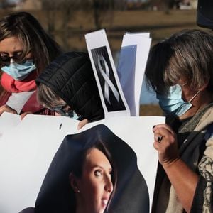 La famille et les proches se sont réunis pour une marche blanche en hommage à Delphine Jubillar, l'infirmière de 33 ans, disparue à Cagnac-les-Mines. Le 19 décembre 2021. © Patrick Bernard / Bestimage